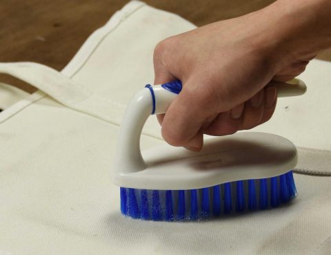 Việc vệ sinh đúng cách giúp tăng thêm độ bền và thẩm mỹ cho túi canvas
