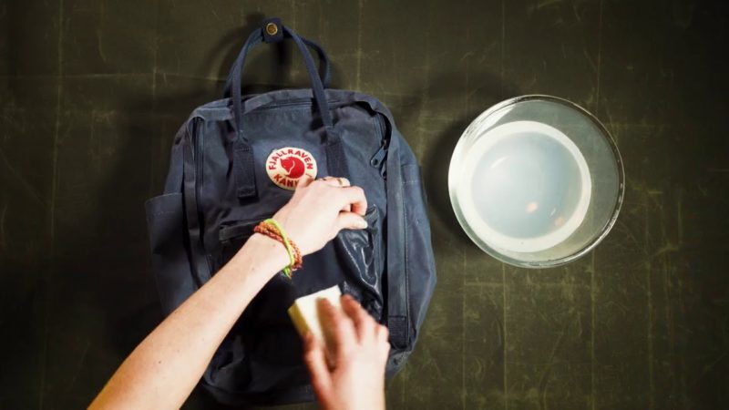 Cần vệ sinh ngay khi túi bị dính bẩn